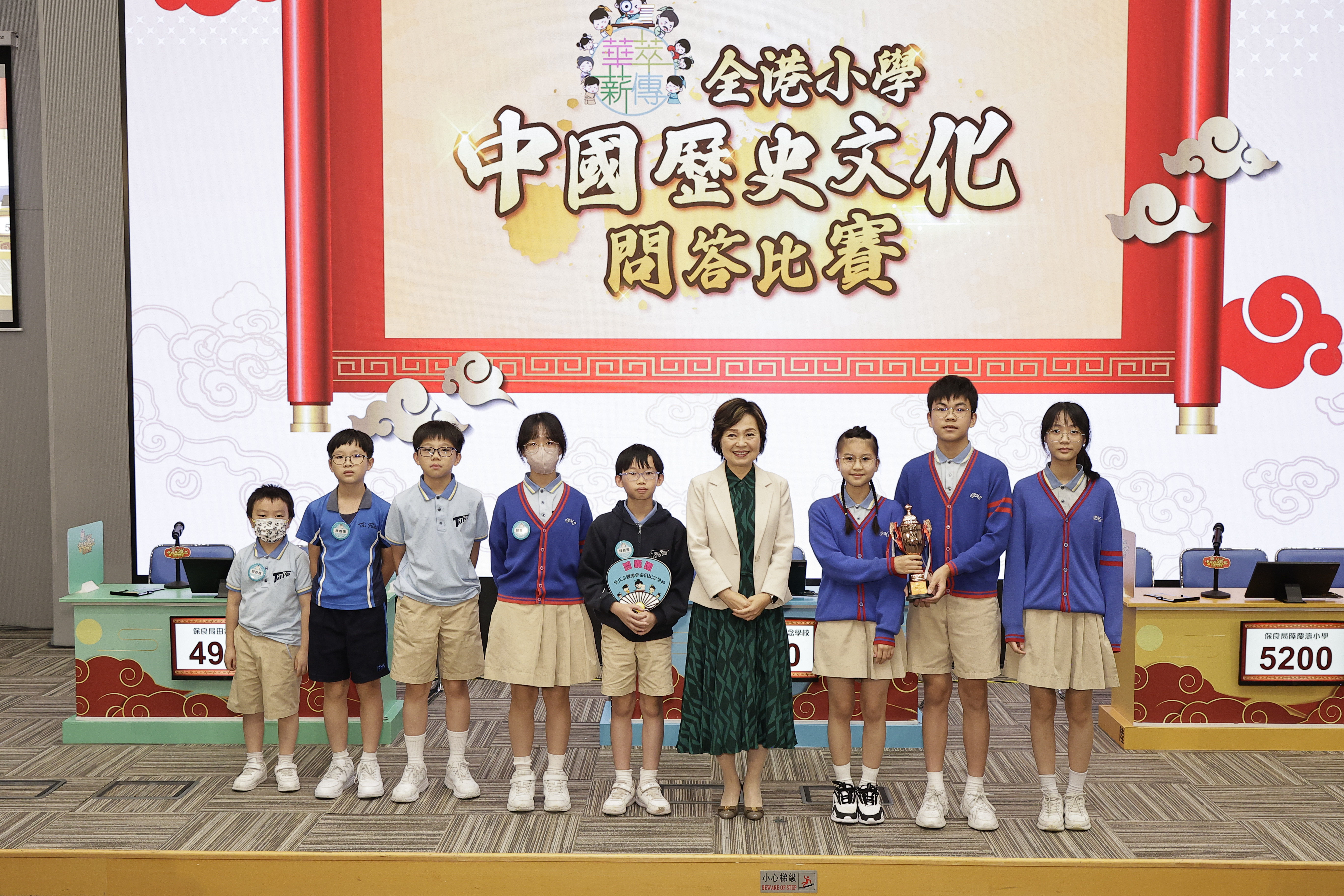 8.jiaoyujujuzhangcairuolianboshibanfajiangbeiyujijunduiwuwushizongqinzonghuitaibojinianxuexiao